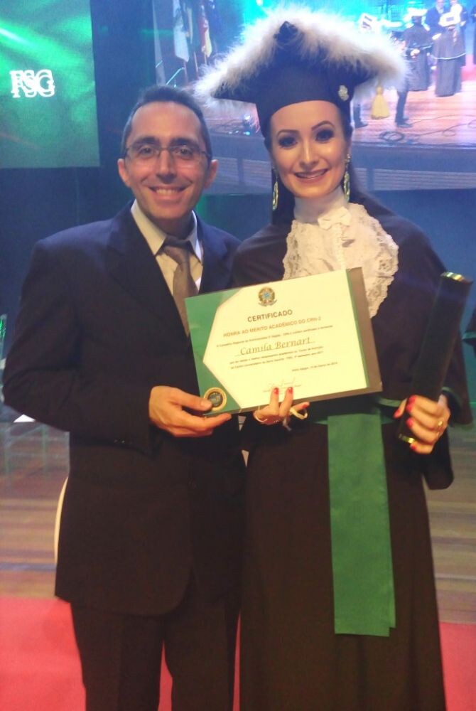 camila-bernart-da-fsg-recebe-o-certificado-de-honra-ao-merito-academico-do-crn-2